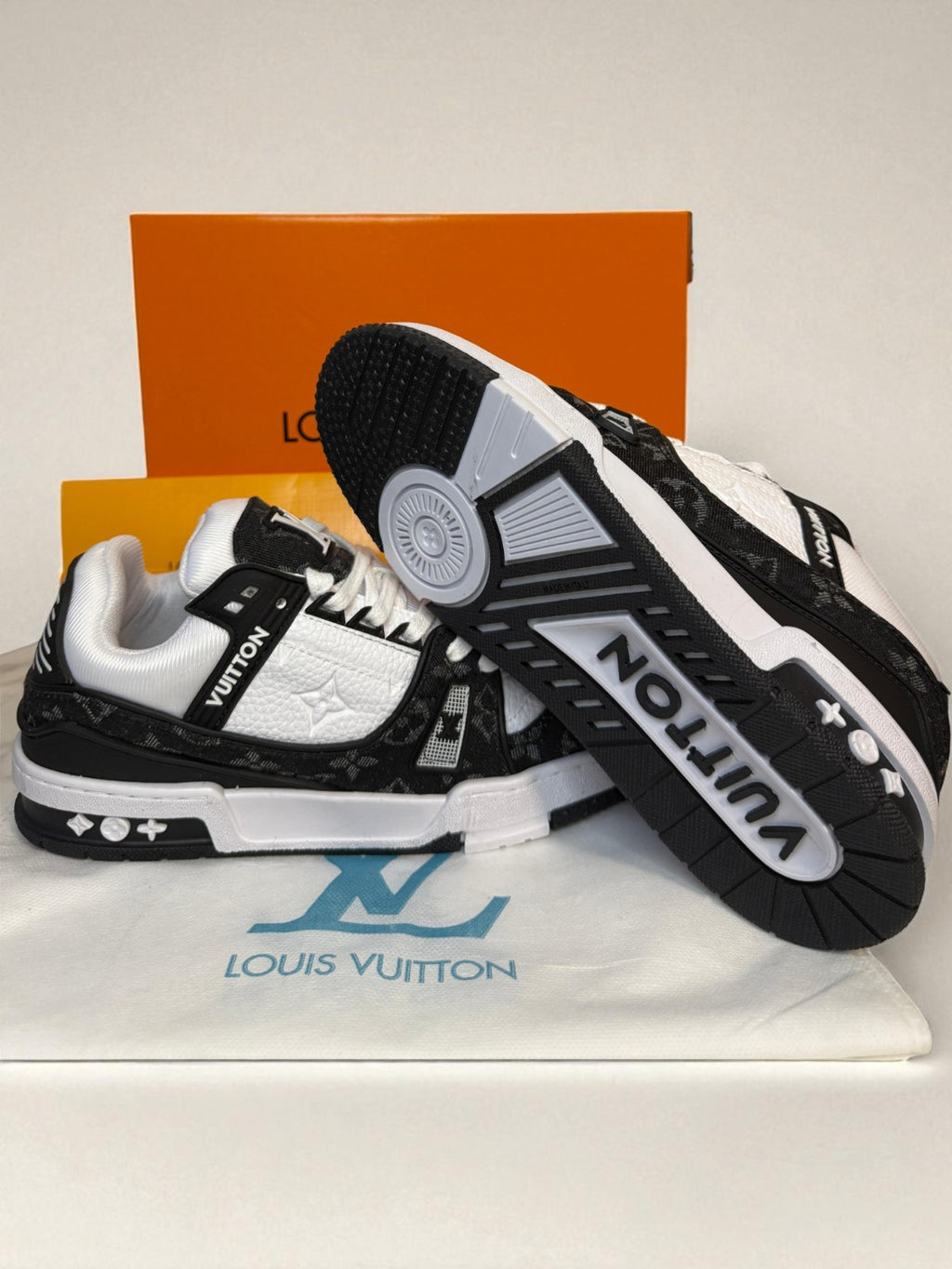 Louis Vuitton Trainers Black&White